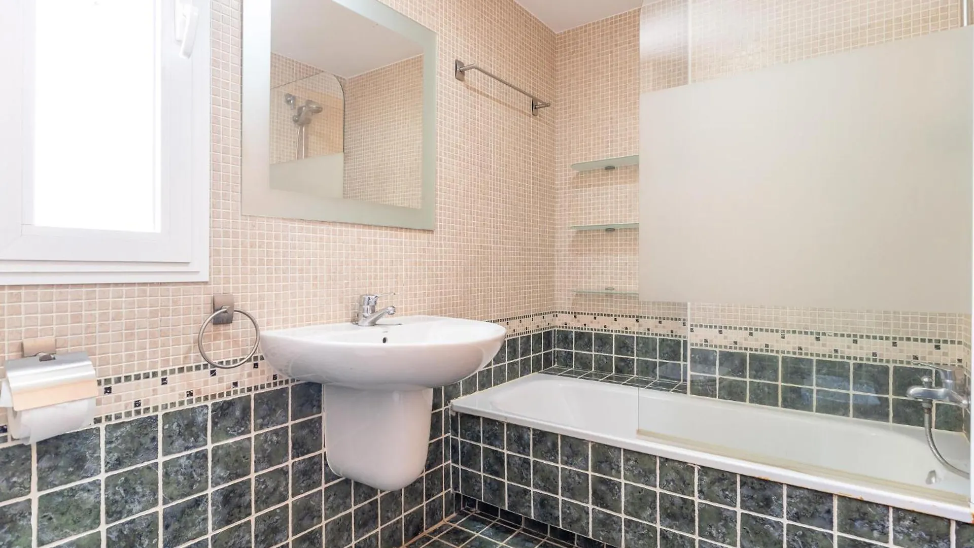 2 Bedroom Stunning Apartment In Roquetas De Mar
